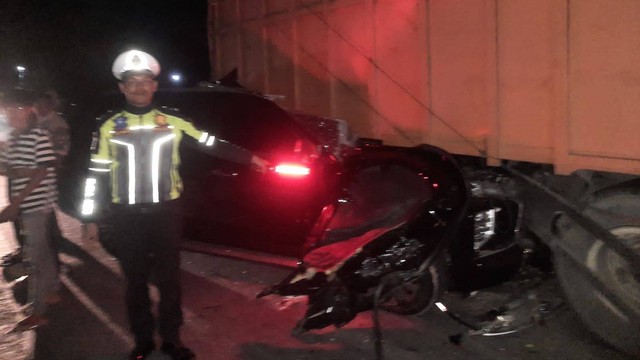 Polisi menunjukkan kondisi mobil dinas yang ditumpangi Penjabat (PJ) Bupati Aceh Timur, Mahyuddin yang mengalami kecelakaan di jalan lintas Banda Aceh - Medan, Rabu (7/3/2023) dini hari. Foto: Dok. Istimewa