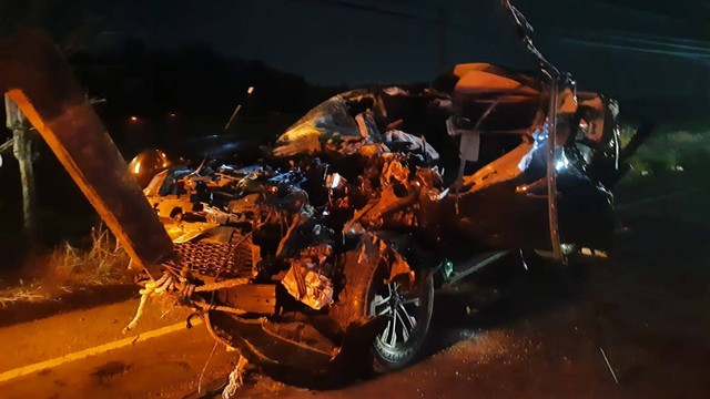 Evakuasi mobil dinas yang ditumpangi Penjabat (PJ) Bupati Aceh Timur, Mahyuddin yang mengalami kecelakaan di jalan lintas Banda Aceh - Medan, Rabu (7/3/2023) dini hari. Foto: Dok. Istimewa