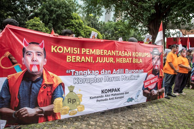 Sejumlah massa aksi membawa poster saat berunjuk rasa terkait buronan KPK yang juga Politisi PDI Perjuangan Harun Masiku di depan gedung KPK Merah Putih, Jakarta, Rabu (8/3/2023). Foto: Muhammad Adimaja/Antara Foto