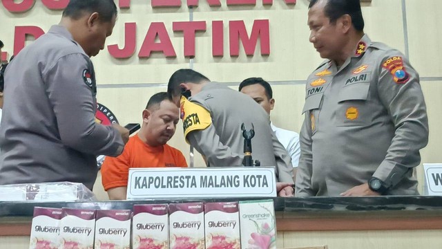 Polda Jatim bersama Polresta Malang mengungkap kasus penipuan investasi yang dilakukan oleh Crazy Rich Surabaya, Wahyu Kenzo di Mapolda Jatim, Rabu (8/3/2023). Foto: Farusma Okta Verdian/kumparan