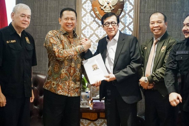 Ketua MPR RI Bambang Soesatyo bertemu Menteri Hukum dan HAM Yasonna Laoly, di Kantor Kemenkumham, Jakarta, Selasa (7/3) Foto: Dok. Bambang Soesatyo