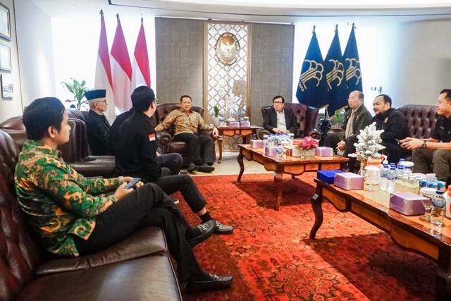 Ketua MPR RI Bambang Soesatyo bertemu Menteri Hukum dan HAM Yasonna Laoly, di Kantor Kemenkumham, Jakarta, Selasa (7/3) Foto: Dok. Bambang Soesatyo