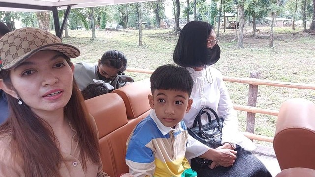 Jan Ethes Srinarendra saat berkunjung di Solo Safari, Rabu (8/3). Foto: Dok. Istimewa