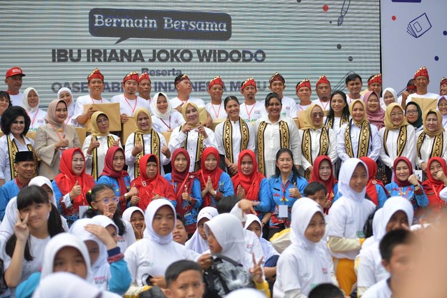 Ibu Negara Iriana Jokowi dan Organisasi Aksi Solidaritas Era Kabinet Indonesia Maju (OASE KIM) bermain permainan tradisional bersama pelajar di SD Negeri 2 Rawa Laut, Kota Bandar Lampung, pada Rabu (8/3). Foto: Kemendikbudristek