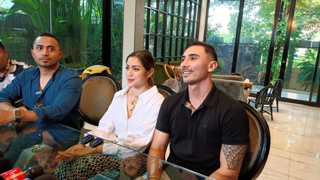 Jessica Iskandar dan suami gelar konferensi pers di kediaman pribadi di kawasan Setiabudi, Jakarta Selatan. Foto: Aprilandika Pratama/kumparan