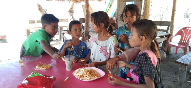 Makan Bersama Anak-anak penjaga warung pinggiran pantai WINI, TTU, NTT/Dok. Pribadi