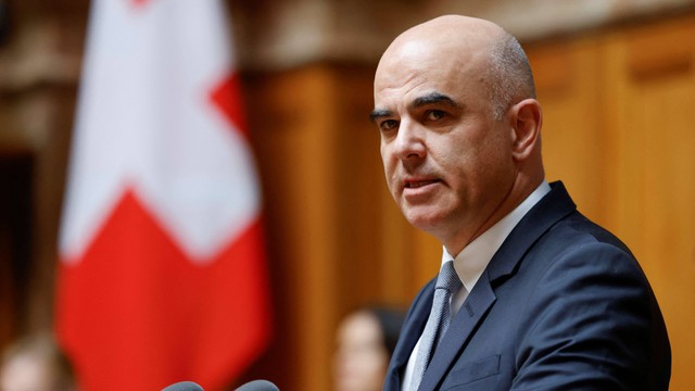 Presiden Swiss yang baru terpilih Alain Berset berbicara setelah terpilih dalam pertemuan majelis Federal di Gedung Parlemen di Bern, pada 7 Desember 2022.
 Foto: Stefan Wermuth/AFP