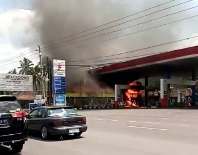 Mesin pengisi BBM di SPBU Baledono Magelang terbakar. Foto: istimewa