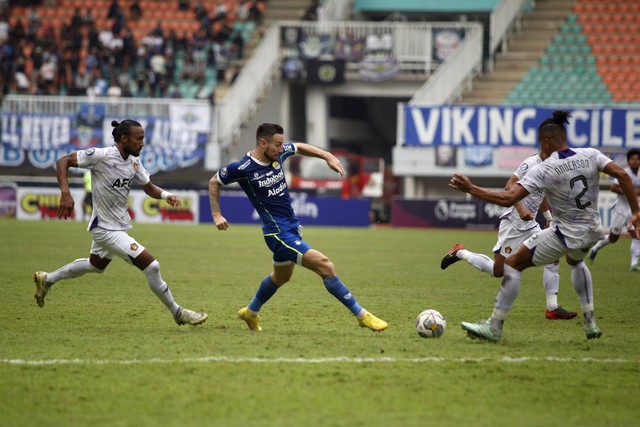 Pesepak bola Persib Bandung Marc Klok (kedua kiri) mencoba melewati hadangan sejumlah pesepak bola Persik Kediri dalam lanjutan BRI Liga 1 di Stadion Pakansari, Kabupaten Bogor, Jawa Barat, Rabu (8/3/2023). Foto: Yulius Satria Wijaya/Antara Foto