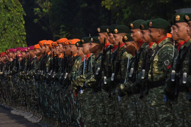 Prajurit TNI mengikuti upacara pembukaan gelar Operasi Penegakan Ketertiban (Opsgaktib) dan Yustisi Polisi Militer TNI Tahun 2023 di Mabes TNI, Cilangkap, Jakarta Timur, Rabu (8/3/2023). Foto: Indrianto Eko Suwarso/Antara Foto