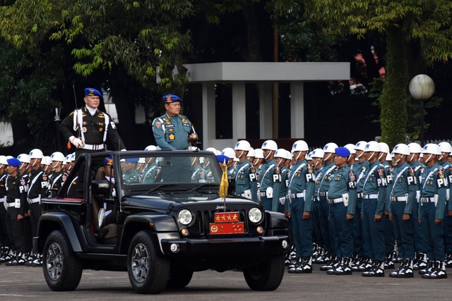 Panglima TNI Laksamana TNI Yudo Margono (tengah) memeriksa pasukan saat upacara pembukaan gelar Operasi Penegakan Ketertiban (Opsgaktib) dan Yustisi Polisi Militer TNI Tahun 2023 di Mabes TNI, Cilangkap, Jakarta Timur, Rabu (8/3/2023). Foto: Indrianto Eko Suwarso/Antara Foto