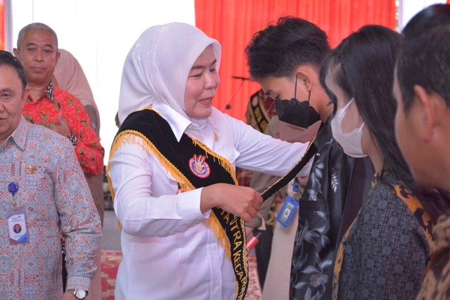 Wakil Wali Kota Palembang, Fitrianti Agustinda melantik remaja duta GenRe. (dok. Dinas Kominfo Palembang)