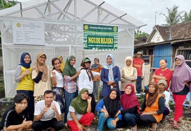 Foto bersama Kelompok Wanita Tani (KWT) dan Kelompok Tani di depan Kawasan Rumah Pangan Lestari (KRPL) (Foto : Unit IX.B.3)