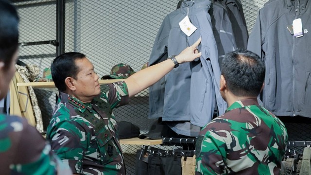 Panglima TNI Laksamana Yudo Margono saat berkunjung ke outlet produk fashion lokal di Kota Bandung. Foto: Dok. Istimewa