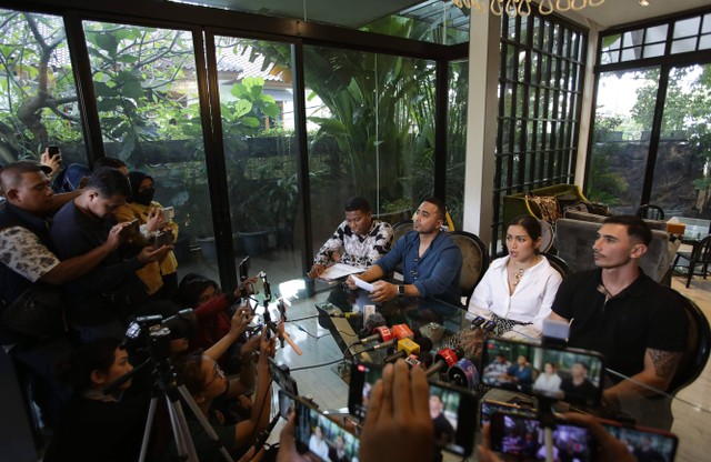 Artis Jessica Iskandar bersama suaminya Vincent Verhag dan kuasa hukum saat konferensi pers dirumahnya di Jakarta, Rabu, (8/3/2023). Foto: Agus Apriyanto