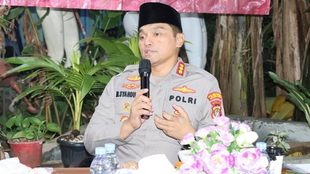 Kapolres Jakbar Kombes Syahduddi bersilaturahmi dengan warga di Tambora. Foto: Dok. Istimewa