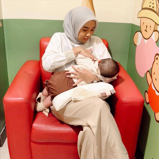 Dea Rizkita, Ibu yang pernah mengalami mastitis, abses, dan postpartum depression. Foto: Instagram/@dearizkita