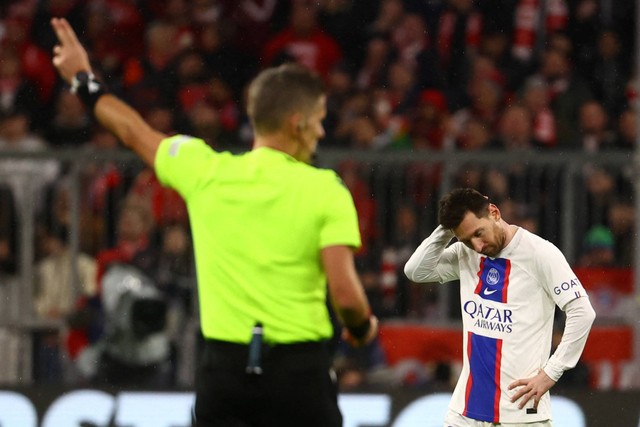 Pemain Paris St Germain Lionel Messi bereaksi saat melawan Bayern Muenchen di Allianz Arena, Munich, Jerman, Rabu (8/3/2023). Foto: Kai Pfaffenbach/REUTERS