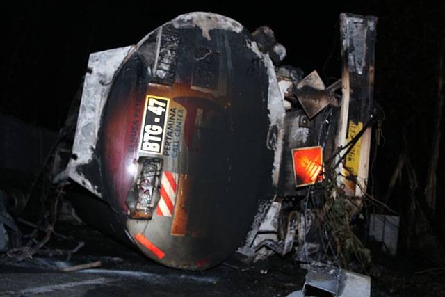 Mobil tangki pengangkut BBM yang membawa 15 ribu liter Pertalite alami kecelakaan dan terbakar di ruas jalan Trans Sulawesi Munte Maruasey, Minahasa Selatan. Kecelakaan ini membuat empat orang meninggal dunia. (foto: febry kodongan/manadobacirita)
