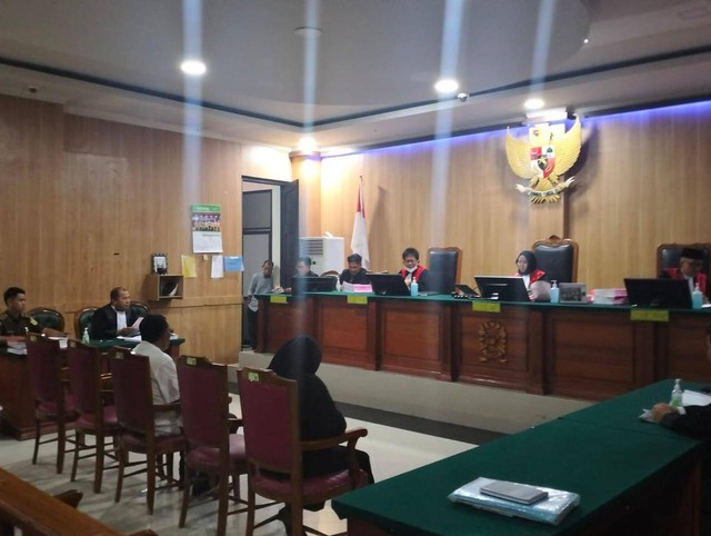 Dua terdakwa menjalani sidang di Pengadilan Negeri Ternate dalam kasus korupsi anggaran hari olahraga nasional tahun 2018. Foto: Istimewa