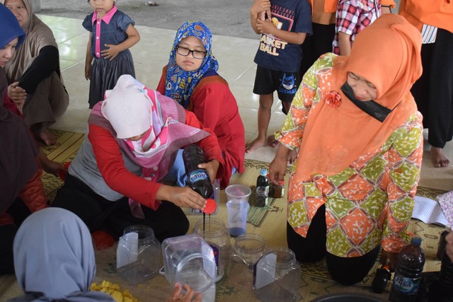 Proses pembuatan eco enzyme oleh KKN Universitas Ahmad Dahlan (UAD) bersama PKK Padukuhan Jetis (Foto: Istimewa)