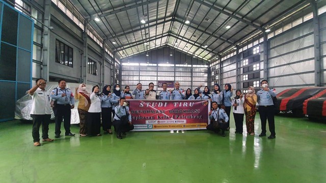 Poto bersama dengan pegawai Rupbasan Bandung