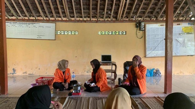 KKN Universitas Ahmad Dahlan (UAD) mempraktikkan pembuatan wedang uwuh dari limbah rambut jagung (Foto: Istimewa)