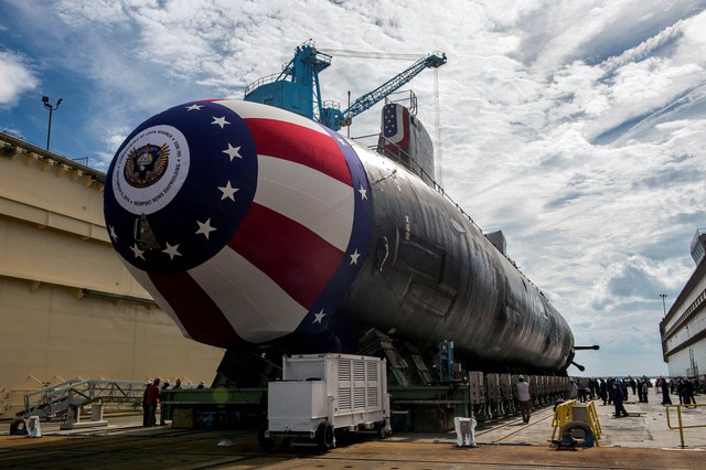 Pre-commissioning Unit (PCU) kapal selam serangan kelas Virginia John Warner (SSN 785) dipindahkan ke dok kering terapung Newport News Shipbuilding dalam persiapan untuk pembaptisan 6 September di Newport News, Virginia, AS 31 Agustus 2014. Foto: Huntington Ingalls Industries/Handout via Reuters