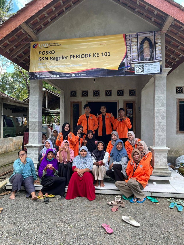 Foto bersama ibu PKK setelah selesai sosialisasi pembuatan minyak VCO, Kulonprogo Minggu (19/02/2023). Foto: Bias Sinar MH