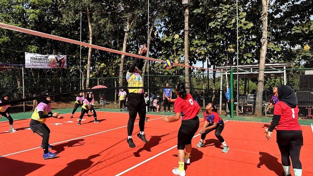 Turnamen voli yang digelar Ganjar Muda Padjajaran (GMP) di Desa Pangulah Selatan, Kecamatan Kotabaru, Kabupaten Karawang, Rabu (8/3). Foto: Dok. Istimewa