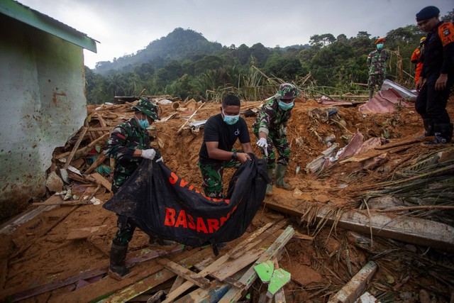 Sejumlah petugas SAR gabungan melakukan proses evakuasi jenazah korban longsor di Kampung Molon, Desa Pangkalan, Kecamatan Serasan, Kabupaten Natuna, Kepulauan Riau, Kamis (9/3/2023).  Foto: Teguh Prihatna/ANTARA FOTO