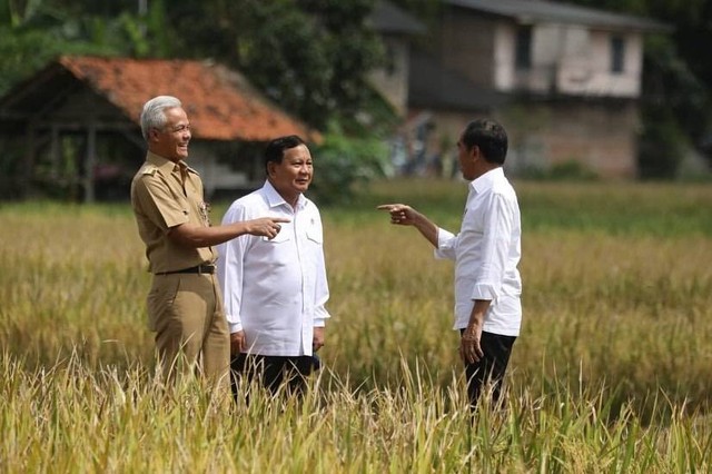 Presiden Joko Widodo bersama Menhan Prabowo Subianto dan Gubernur Jateng Ganjar Pranowo meninjau panen raya di Kebumen, Jawa Tengah, Kamis (9/3/2023).  Foto: Instagram/@ganjar_pranowo