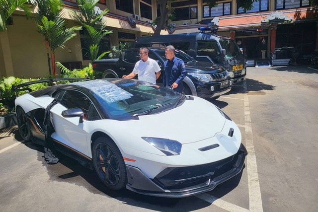 Lamborghini pelat palsu "DOMOGATSKY" milik WN Rusia di Bali.  Foto: Polda Bali