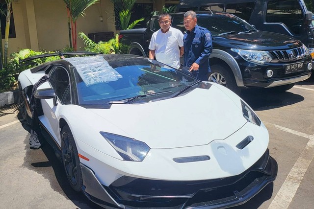 Lamborghini pelat palsu "DOMOGATSKY" milik WN Rusia di Bali.  Foto: Polda Bali