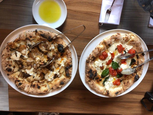 Dua sajian pizza autentik di Casa Cuomo Ristorante. Foto: Adhie Ichsan/kumparan