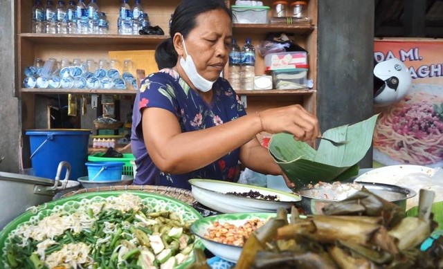 Penjualan serombotan di pasar tradisional - IST
