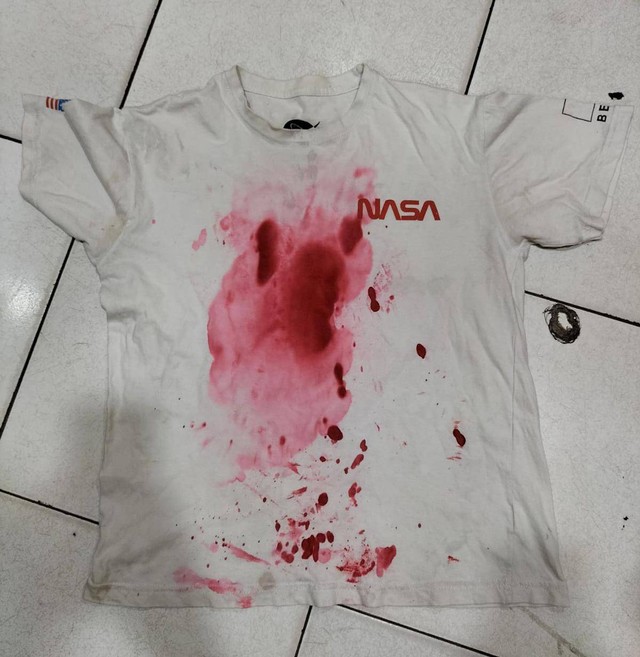 Baju pelaku RAD yang disiram cairan gincu, namun pada laporan awak disebut darah akibat dipukuli Begal. Foto: Dok. Istimewa