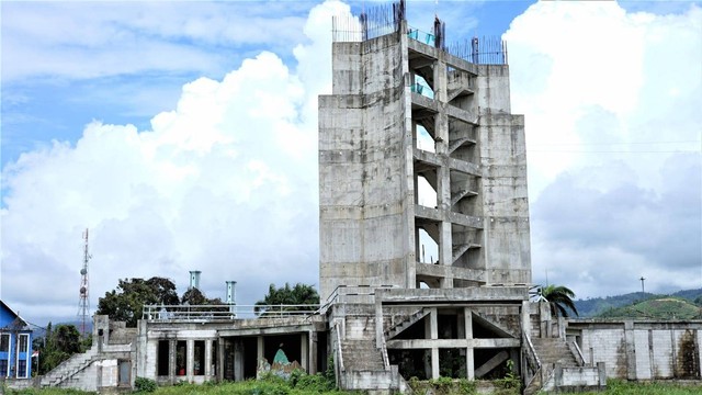 Pembangunan Manakarra Tower di Mamuju yang kini mangkrak bakal dialihfungsikan menjadi gedung perpustakaan. Foto: Humas Pemkab Mamuju