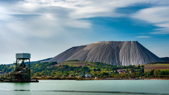 Monte Kali, gunung garam buatan terbesar di dunia. Foto: Shutterstock