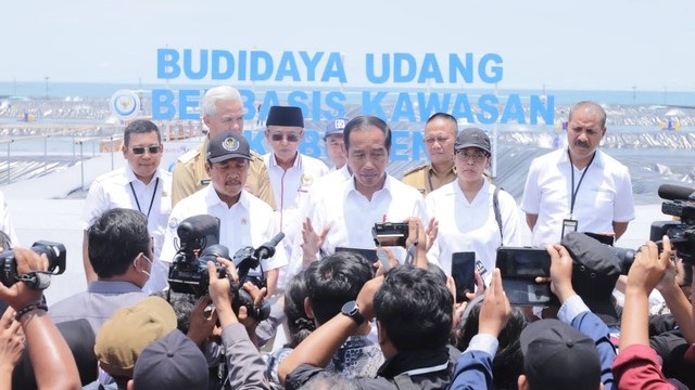 Presiden Jokowi memberikan keterangan pada wartawan usai resmikan tambak udang di Kebumen, Jawa Tengah. Foto: Sekretariat Presiden