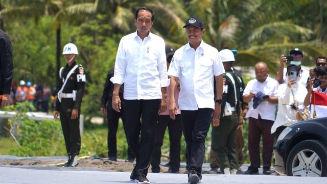 Presiden Jokowi (Kedua kiri) didampingi Menteri Kelautan dan Perikanan Sakti Wahyu Trenggono (Bertopi) meresmikan tambak udang di Kebumen, Jawa Tengah. Foto: Sekretariat Presiden