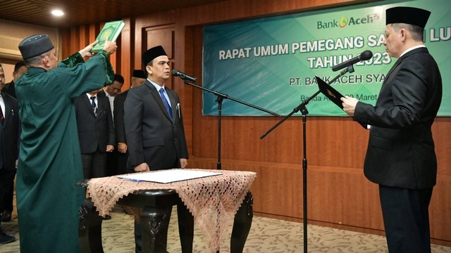 Penjabat Gubernur Aceh Achmad Marzuki melantik Muhammad Syah sebagai Direktur Utama (Dirut) PT Bank Aceh Syariah periode 2023-2027, Kamis (9/3). Foto: Adpim Setda Aceh