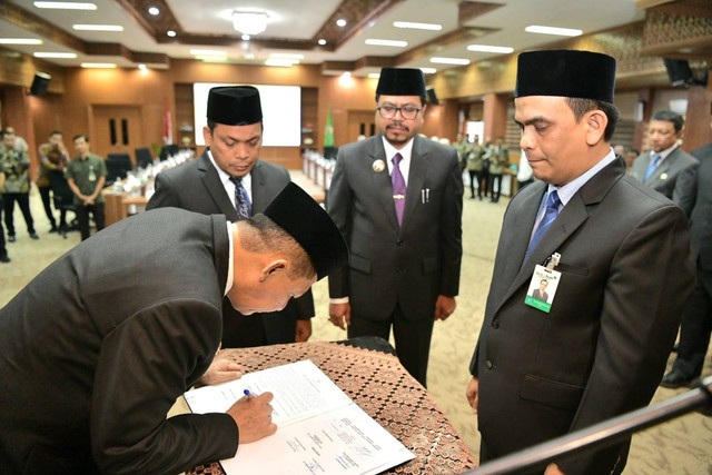 Muhammad Syah resmi menjabat sebagai Direktur Utama (Dirut) PT Bank Aceh Syariah periode 2023-2027 setelah dilantik oleh Penjabat Gubernur Aceh Achmad Marzuki, Kamis (9/3/2023). Foto: Adpim Setda Aceh