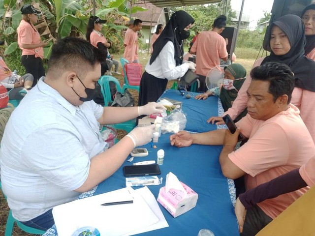Pemeriksaan kesehatan gratis yang digelar Mak Ganjar Kaltim untuk warga di Kelurahan Sungai Keledang, Kecamatan Samarinda Seberang, Kota Samarinda, Foto: Dok. Istimewa