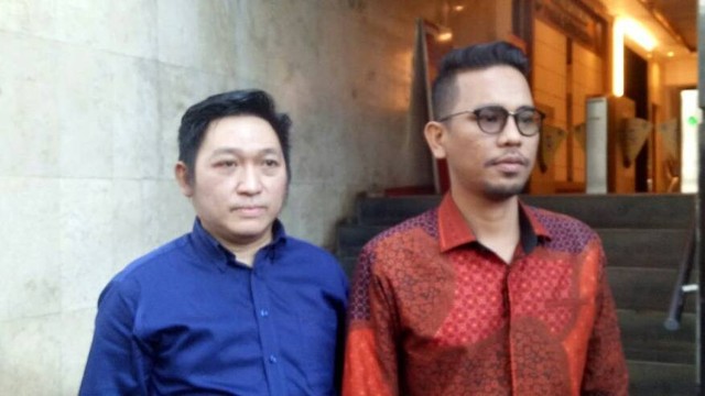 Kuasa Hukum Mario Dandy Satrio, Dolfie Rompas (kiri) bersama timnya, Basri (kanan) saat ditemui di Polda Metro Jaya, Kamis (9/3).  Foto: Ananta Erlangga/kumparan