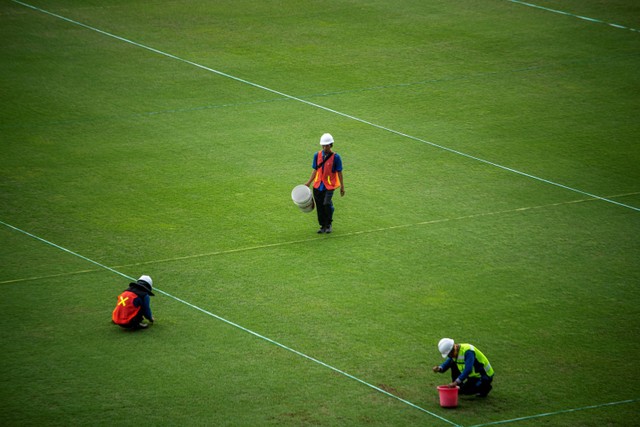 Pekerja melakukan penyulaman rumput stadion Gelora Sriwijaya Jakabaring (GSJ) yang diperuntukkan untuk venue Piala Dunia U-20 2023 di Jakabaring Sport City (JSC), Palembang, Sumatera Selatan, Kamis (9/3/2023).  Foto: Nova Wahyudi/ANTARA FOTO