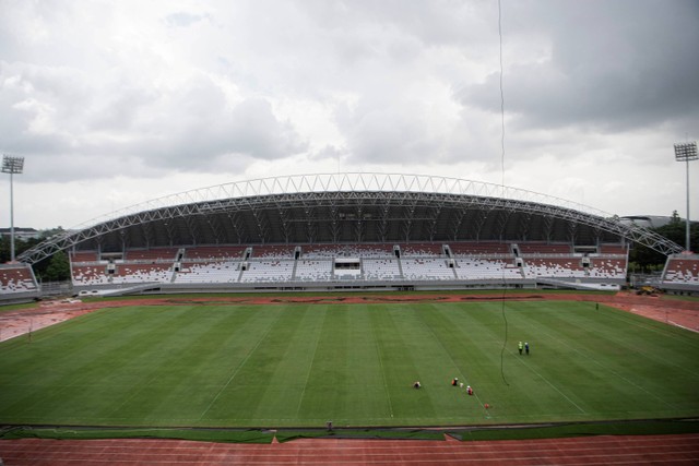 Pekerja melakukan penyulaman rumput stadion Gelora Sriwijaya Jakabaring (GSJ) yang diperuntukkan untuk venue Piala Dunia U-20 2023 di Jakabaring Sport City (JSC), Palembang, Sumatera Selatan, Kamis (9/3/2023).  Foto: Nova Wahyudi/ANTARA FOTO