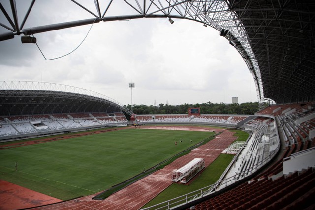 Pekerja melakukan penyulaman rumput stadion Gelora Sriwijaya Jakabaring (GSJ) yang diperuntukkan untuk venue Piala Dunia U-20 2023 di Jakabaring Sport City (JSC), Palembang, Sumatera Selatan, Kamis (9/3/2023).  Foto: Nova Wahyudi/ANTARA FOTO