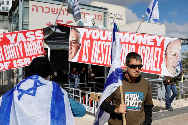 Warga Israel berdemonstrasi saat "Hari Perlawanan", ketika pemerintah koalisi nasionalis Perdana Menteri Israel Benjamin Netanyahu melanjutkan perombakan yudisial yang kontroversial, di Yerusalem, Israel, Kamis (9/3/2023). Foto: Ammar Awad/Reuters