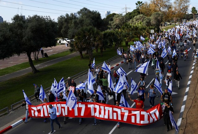 Warga Israel berdemonstrasi saat "Hari Perlawanan", ketika pemerintah koalisi nasionalis Perdana Menteri Israel Benjamin Netanyahu melanjutkan perombakan yudisial yang kontroversial, di Tel Aviv, Israel, Kamis (9/3/2023). Foto: Ronen Zvulun/Reuters